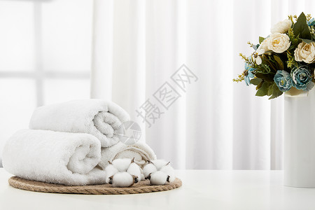桌面上的白色棉花和毛巾高清图片