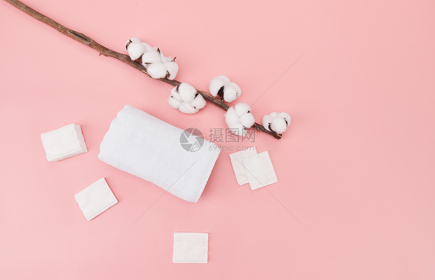 粉色背景上的棉花图片