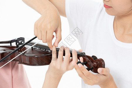 乐器培训广告老师教青少年学生拉小提琴特写背景