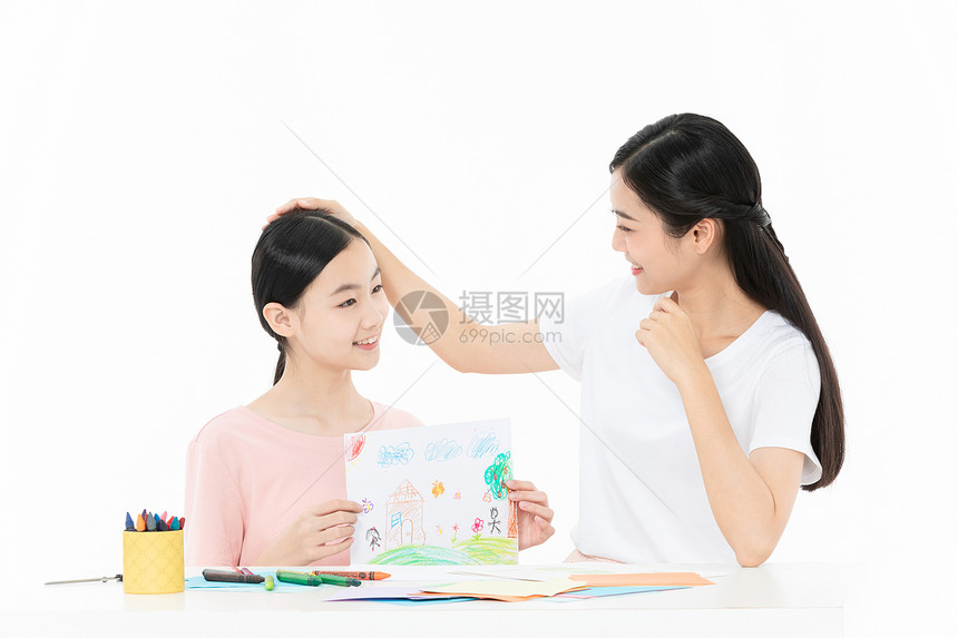 老师辅导青少年学生美术画画图片