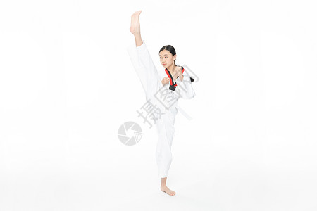 青少年女生练习跆拳道踢腿背景