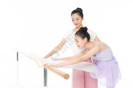 舞蹈老师教青少年学生跳芭蕾舞高清图片