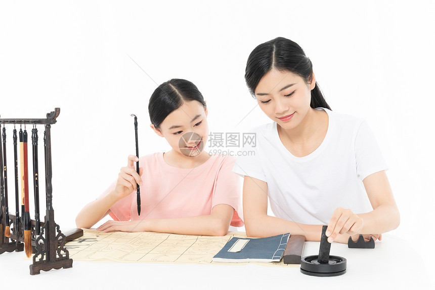 老师教青少年学生写书法毛笔字图片