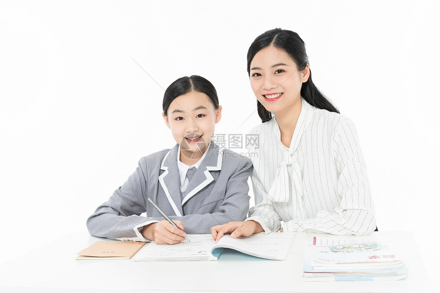 教师辅导青少年学生写作业图片