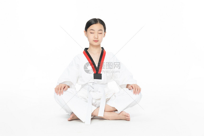 跆拳道女生坐在地上图片