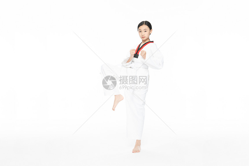 青少年女生练习跆拳道图片