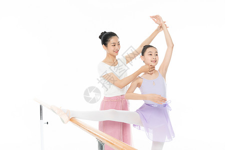 芭蕾舞教师舞蹈老师帮助青少年学生压腿背景