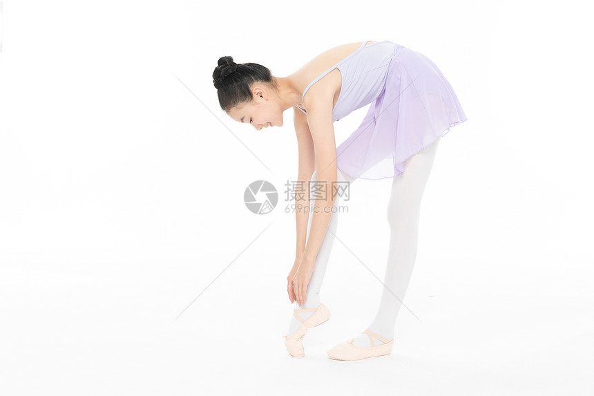 芭蕾舞蹈女孩绑鞋带图片
