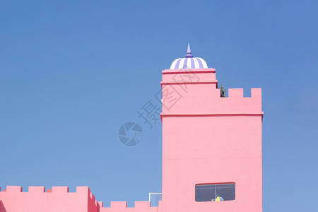 蓝色治愈系背景童话般的粉色建筑背景
