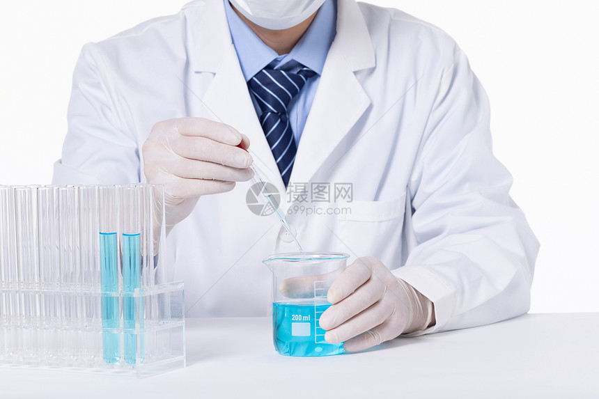 科研人员调配化学药剂图片
