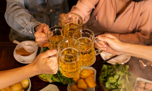 吃火锅喝啤酒火锅美食青年聚会背景