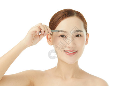 女性使用镊子修整眉形背景