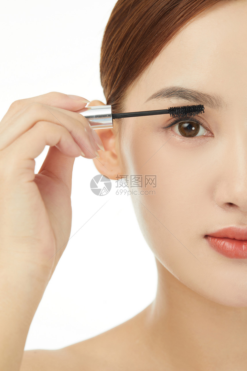 化妆女性使用睫毛刷图片