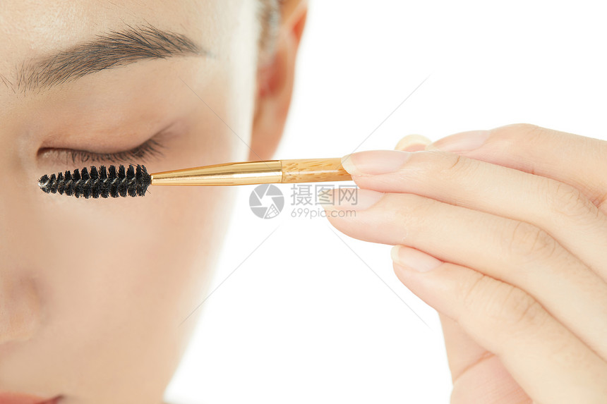 化妆女性使用睫毛刷图片