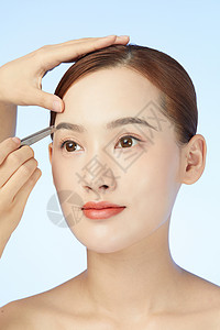 清新女性使用镊子修整眉形图片