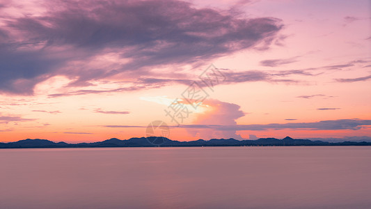 粉红色大海黄昏自然风光图片