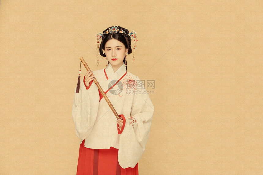 中国风汉服美女手握竹笛图片