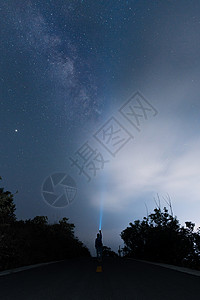 户外手电星空人物摄影图片背景