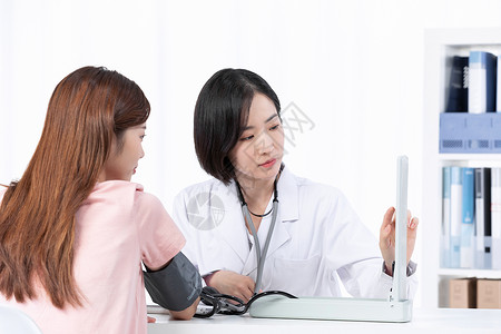 医生为女患者测量血压背景图片