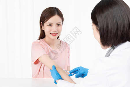 女医生为患者注射疫苗背景图片