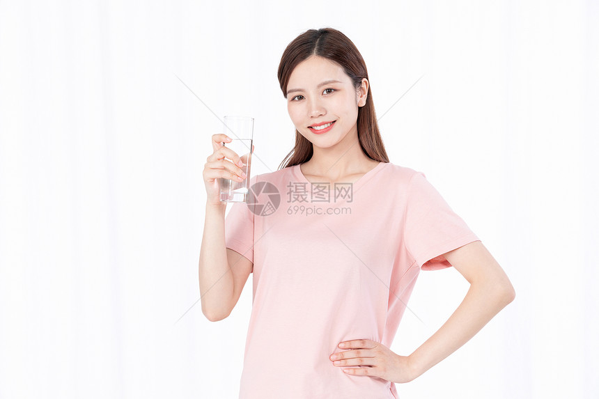 青年女性健康饮水图片