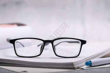 书上的眼镜背景图片