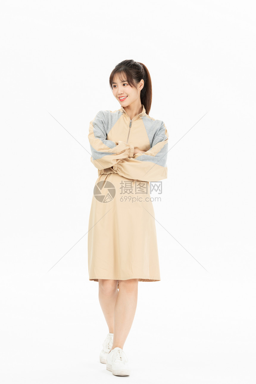 穿休闲服饰的女青年图片