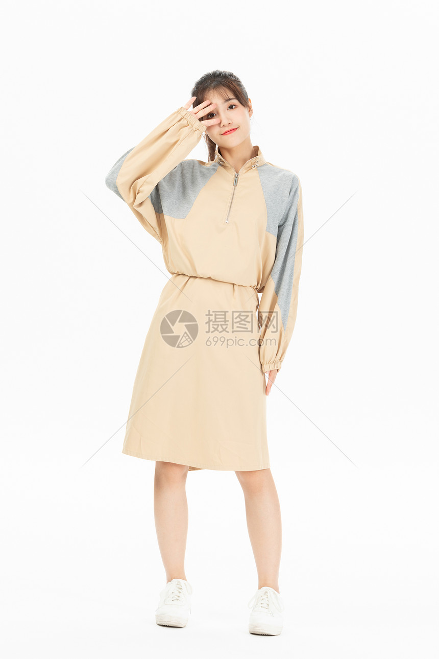 穿休闲服饰的女青年图片