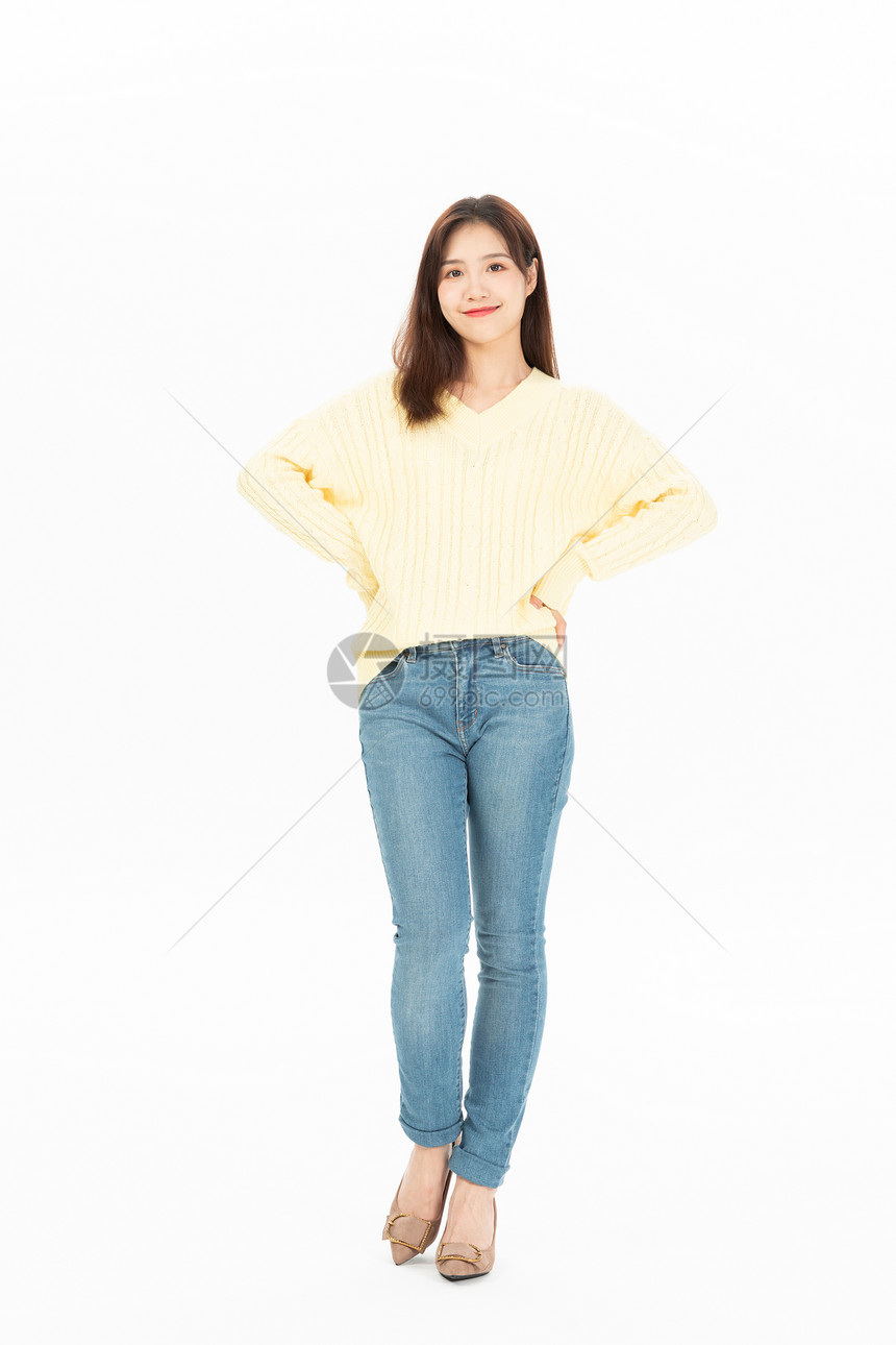 穿黄色毛衣的休闲女性图片