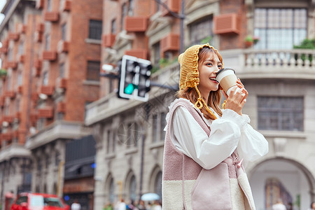 武康路网红地标打卡的可爱女性背景图片