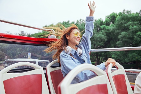 女生生活旅游自信美女旅游博主坐大巴城市旅游背景