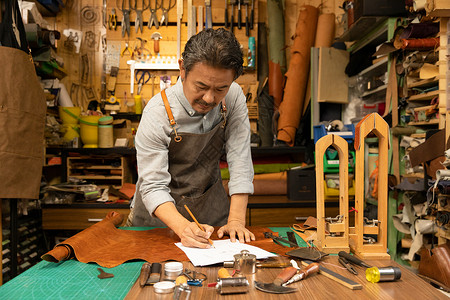 中年男性皮匠画设计图纸亚洲人高清图片素材