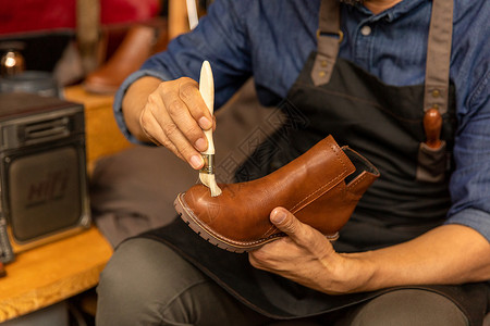 男性鞋匠保养护理皮鞋工具高清图片素材