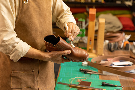 男性鞋匠保养护理皮鞋高清图片