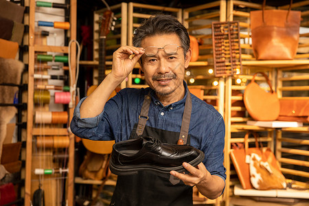 中年男性皮匠修鞋匠背景