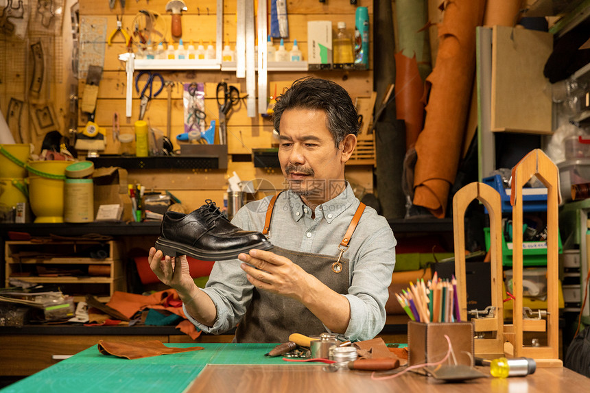 男性皮匠保养护理皮鞋图片