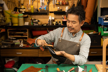 中年男性鞋匠保养皮鞋模特高清图片素材