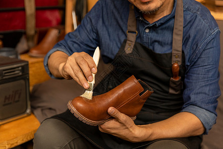 男性鞋匠保养护理皮鞋图片