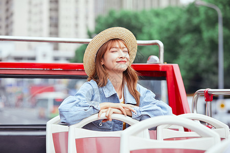 开车旅游女孩美女旅游博主城市旅游背景