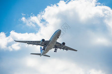 飞过蓝天的客机天空中飞过的飞机背景