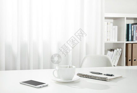 手机白色简约学习办公和桌面咖啡场景背景