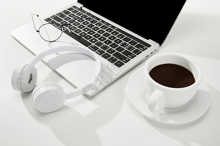 简约键盘学习办公和桌面咖啡场景背景
