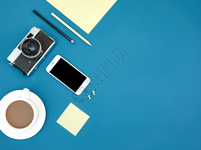 手机电脑相机创意学习办公和蓝色桌面咖啡场景背景