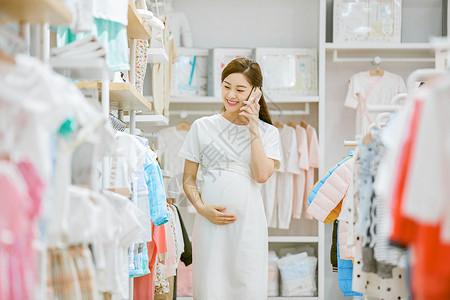 孕妇商场购物打电话高清图片