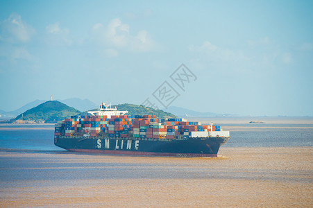 洋山深水港集装箱运输轮船货轮高清图片