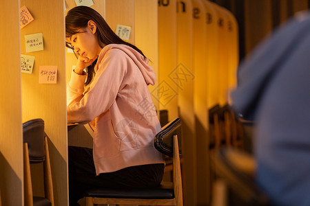 甜美女性自习室学习图片