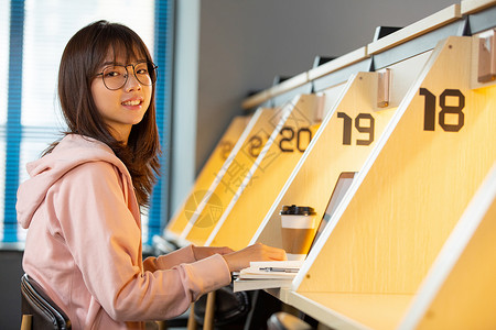 女大学生清晨自习室复习功课高清图片