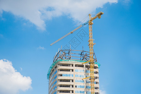 正在施工楼房建筑塔吊和建造中的楼房背景