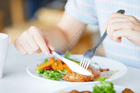 吃西餐沙拉的女性高清图片