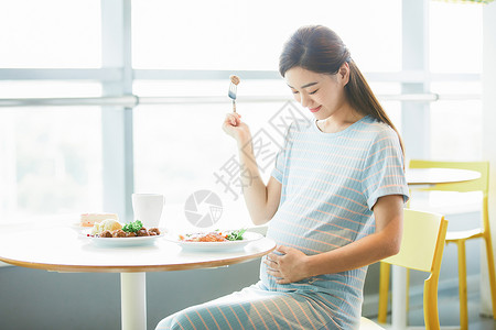 孕妇餐厅吃西餐图片